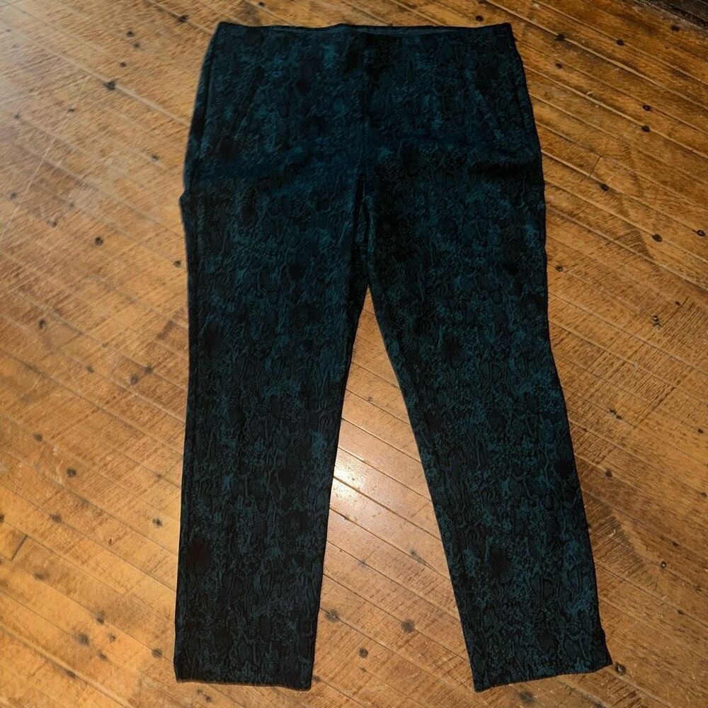 Chico’s 16/3 emerald green snakeskin pull on travelcore jeggings